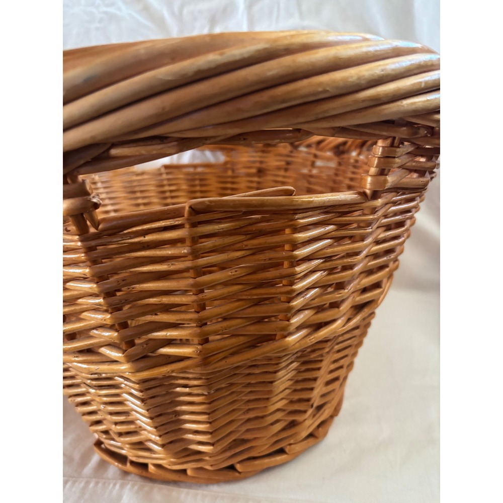 Large Vintage Wicker Woven Laundry Basket With Handles. - Picture 3 of 6
